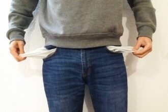 Εργαζόμενοι και άνεργοι σε αστικό περιβάλλον του Λονδίνου με φόντο την οικονομία