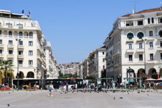 Εξωτερική άποψη του κινηματογράφου Ολύμπιον στην πλατεία Αριστοτέλους της Θεσσαλονίκης κατά τη διάρκεια απογευματινής ώρας.