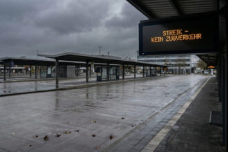 Άδεια στάση λεωφορείου στη Γερμανία με πινακίδα ενημέρωσης για την απεργία της Verdi στα μέσα μαζικής μεταφοράς.