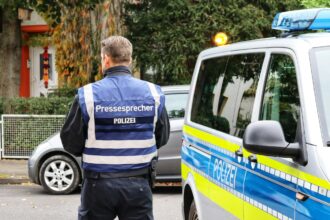 Οχήματα της γερμανικής αστυνομίας και ασθενοφόρα σταθμευμένα έξω από σχολικό κτίριο στο Λούντβιχσχαφεν μετά από περιστατικό έκτακτης ανάγκης.