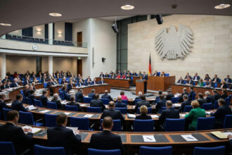 Η αίθουσα ολομέλειας του Bundesrat στο Βερολίνο κατά τη διάρκεια συνεδρίασης, με τα έδρανα των κρατιδίων.