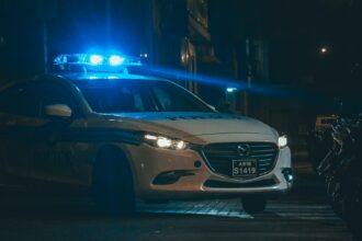 Αστυνομικές δυνάμεις και ασθενοφόρο έξω από κατοικία στην Ελευσίνα το βράδυ