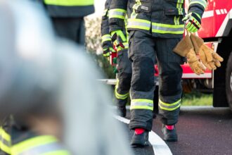 Κλιμάκιο της πυροσβεστικής και ερευνητές πραγματοποιούν αυτοψία σε βιομηχανικό χώρο στα Τρίκαλα μετά από έκρηξη.