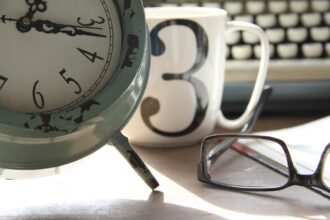 Γραφείο στη Γερμανία με ρολόι που υποδηλώνει υπερωρία και αλλαγή ωραρίου