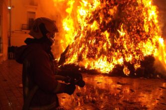Πυροσβεστικές δυνάμεις προσπαθούν να σβήσουν τη φωτιά στο εργοστάσιο Βιολάντα στα Τρίκαλα μετά την έκρηξη