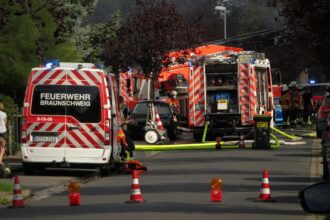 Διασώστες και αστυνομικοί σε επιχείρηση στη Γερμανία