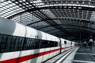 Τρένο ICE της Deutsche Bahn σε σιδηροδρομικό σταθμό με καθυστερήσεις