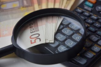 Αριθμομηχανή και χαρτονομίσματα που δείχνουν την αύξηση των καθαρών μισθών το 2026.