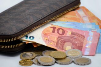 Καταναλωτές σε γερμανικό σούπερ μάρκετ ελέγχουν τις τιμές στα ράφια.