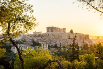 Άποψη του αρχαιολογικού χώρου των Δυτικών Λόφων με φόντο την Ακρόπολη και τα ίχνη της αρχαίας οδοποιίας