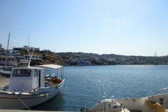 Παραδοσιακά καΐκια στο λιμάνι των Λειψών με φόντο το απέραντο γαλάζιο