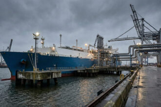 Μεγάλο πλοίο μεταφοράς LNG ελλιμενισμένο σε γερμανικό τερματικό σταθμό υπό συννεφιασμένο ουρανό