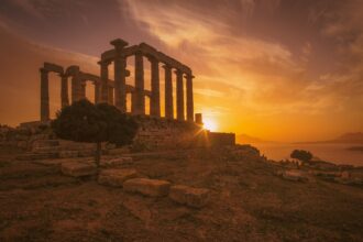 Ο Ναός του Ποσειδώνα στο Σούνιο λουσμένος στο χρυσό φως του ηλιοβασιλέματος, με θέα το Αιγαίο Πέλαγος