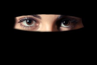 Σκηνή φωτορεπορτάζ έξω από δικαστήριο στη Γερμανία, με πολίτες σε είσοδο κτιρίου και αστικό περιβάλλον, χωρίς ορατό κείμενο
