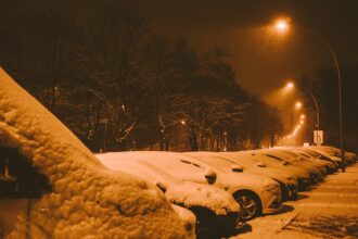 Χιονισμένος δρόμος στη Βόρεια Ρηνανία-Βεστφαλία με παγετό