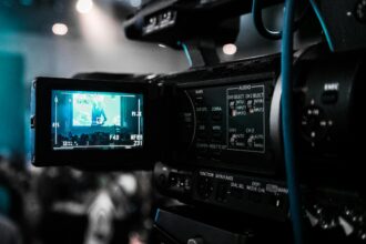 Κινηματογραφικός εξοπλισμός και κάμερες στημένες μπροστά από το Κάστρο της Μεθώνης κατά τη διάρκεια του ηλιοβασιλέματος