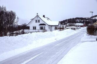 Οχήματα σε οδικό δίκτυο της Γερμανίας με έντονο παγετό και χιόνι