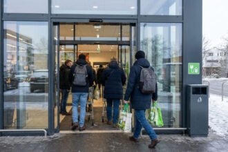 Είσοδος σούπερ μάρκετ με διακριτικό πράσινο σήμα για παραλαβή μικρών ηλεκτρικών συσκευών