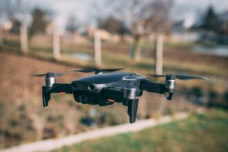 Έλληνες στρατιώτες σε άσκηση χειρισμού drone σε πεδίο βολής