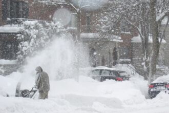Καθαρισμός χιονιού σε πεζοδρόμιο στη Στουτγάρδη κατά τη διάρκεια της Kehrwoche.