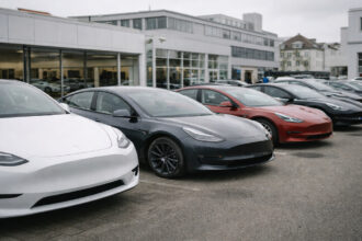 Ηλεκτρικά αυτοκίνητα Tesla σταθμευμένα σε γερμανικό αστικό περιβάλλον
