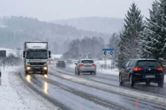 Χιονισμένος δρόμος στη Γερμανία με σημάδια ολισθηρότητας και αυτοκίνητα υπό συνθήκες χειμώνα