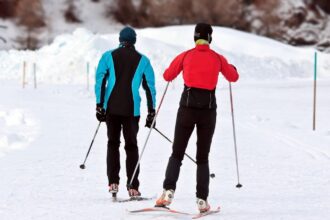 Χιονισμένες πίστες στο χιονοδρομικό κέντρο Παρνασσού με σκιέρ.