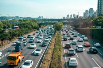 Ατελείωτη ουρά αυτοκινήτων σε γερμανικό αυτοκινητόδρομο κατά τη διάρκεια της ημέρας