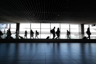 Επιβάτες και ταξιδιώτες στον χώρο αναχωρήσεων του αεροδρομίου Ελευθέριος Βενιζέλος με θολή κίνηση