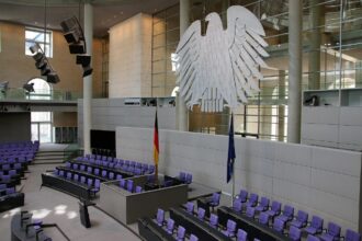 Γενική άποψη της αίθουσας της γερμανικής Βουλής Bundestag με θολωμένα πρόσωπα βουλευτών