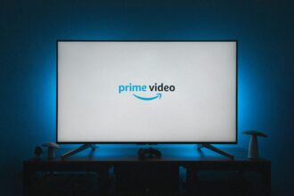 Τηλεόραση που δείχνει το λογότυπο του Amazon Prime Video