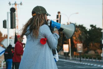 Εργαζόμενοι και συνδικαλιστές διαδηλώνουν κρατώντας πανό για την ασφάλεια στους χώρους εργασίας μετά το δυστύχημα στη Βιολάντα.