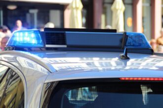 Αστυνομική κορδέλα και θολά φώτα περιπολικού σε σημείο τροχαίου στο Starnberg