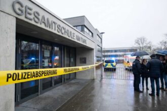 Αστυνομικός αποκλεισμός έξω από γερμανικό σχολικό συγκρότημα μετά από βίαιο επεισόδιο