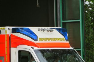 Εργοτάξιο με μεταλλικές κατασκευές και κορδέλες σήμανσης αστυνομίας σε βιομηχανική περιοχή
