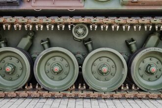 Φάλαγγα στρατιωτικών οχημάτων της Bundeswehr σε γερμανικό αυτοκινητόδρομο με συννεφιασμένο ουρανό