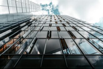 Εξωτερική άποψη κεντρικών γραφείων τράπεζας στην Ελβετία με σημαίες