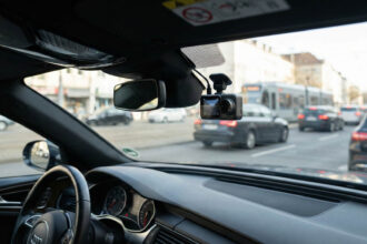 Θέα από το εσωτερικό αυτοκινήτου με κάμερα dashcam στο παρμπρίζ σε γερμανικό δρόμο