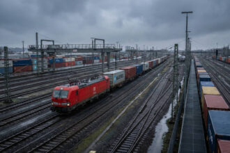 Εμπορευματική αμαξοστοιχία της DB Cargo εν κινήσει σε βιομηχανική περιοχή της Γερμανίας
