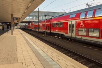 Ελεγκτής της Deutsche Bahn με στολή και bodycam σε σταθμό τρένου
