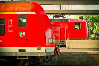 Σύγχρονο γερμανικό τρένο της Deutsche Bahn σε σταθμό με εστίαση στην παρουσία προσωπικού ασφαλείας και ελέγχου