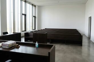 Ξύλινη έδρα διοικητικού δικαστηρίου στη Γερμανία με νομικά έγγραφα