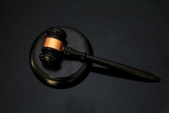 Εξωτερική άποψη του δικαστικού μεγάρου στο Siegen με συννεφιασμένο ουρανό
