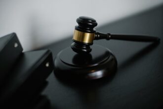 Δικαστικό σφυρί και φάκελος δικογραφίας σε γερμανικό δικαστήριο