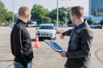 Εκπαιδευτικό αυτοκίνητο σχολής οδηγών σε γερμανικό δρόμο με πινακίδα οροφής Fahrschule