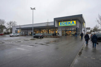 Εξωτερική άποψη υποκαταστήματος Edeka με μειωμένη κίνηση και χειμερινή ατμόσφαιρα