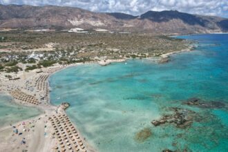 Πανοραμική άποψη από το Ελαφονήσι στα Χανιά με τη χαρακτηριστική ροζ άμμο και τα ρηχά γαλαζοπράσινα νερά