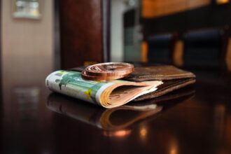 Γερμανός τελωνειακός υπάλληλος της FKS πραγματοποιεί έλεγχο εγγράφων σε επιχείρηση εστίασης