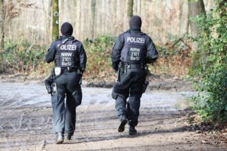 Γερμανοί αστυνομικοί της Bundespolizei πραγματοποιούν ελέγχους σε συνοριακό σταθμό