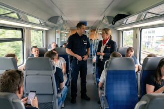 Έλεγχος εισιτηρίων μέσα σε βαγόνι περιφερειακού γερμανικού τρένου
